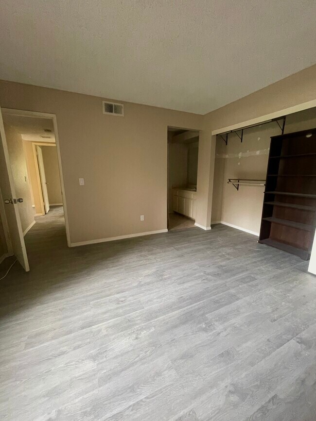 Foto del edificio - 6560 College Grove Dr