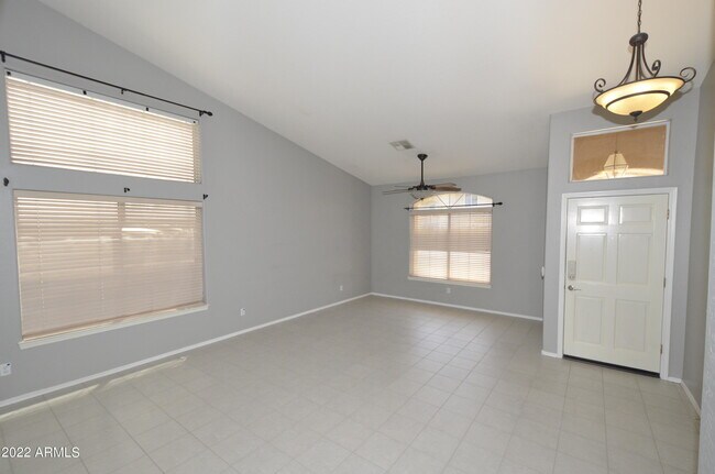 Foto del edificio - 1322 E Briarwood Terrace