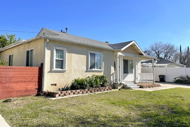Building Photo - 5866 Zelzah Ave