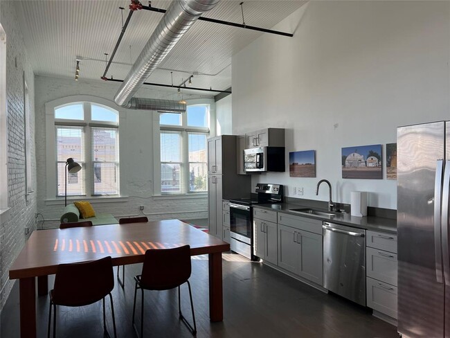 Foto del edificio - 102 E 2nd St