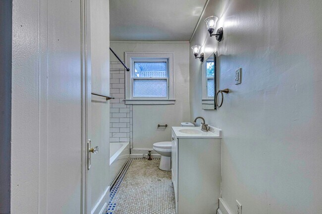 Building Photo - 207 Piper Blvd