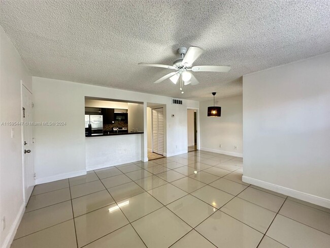 Building Photo - 630 S Park Rd