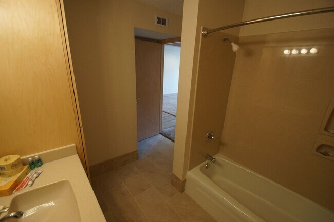 Foto del edificio - Remodeled 1BR Walk In Closet