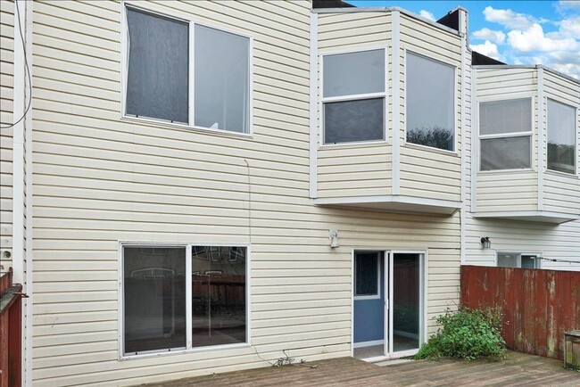 Foto del edificio - $3,850 / 3br - Fabulous 3 bed, 2 bath in S...