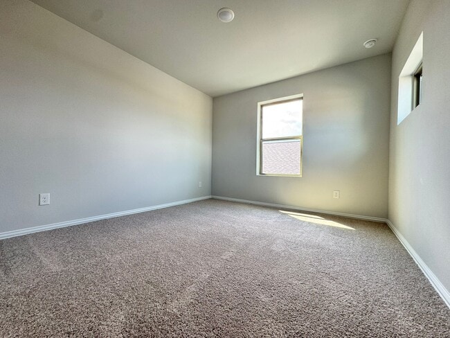 Foto del edificio - 3304 Kingdom Dr