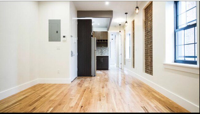 Foto del edificio - 562 Wilson Ave