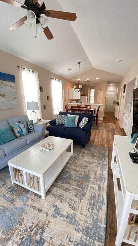 Primary Photo - Updated 2 bedroom/2 bath condo in River Oaks