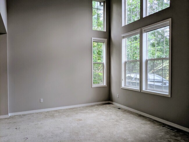 Building Photo - Stunning 2 Story 4 Bed 2.5 Bath Home in Re...