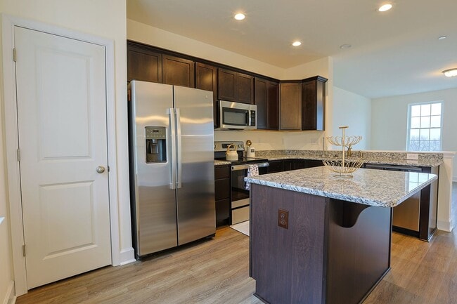 Building Photo - 3 Bedroom Townhome!