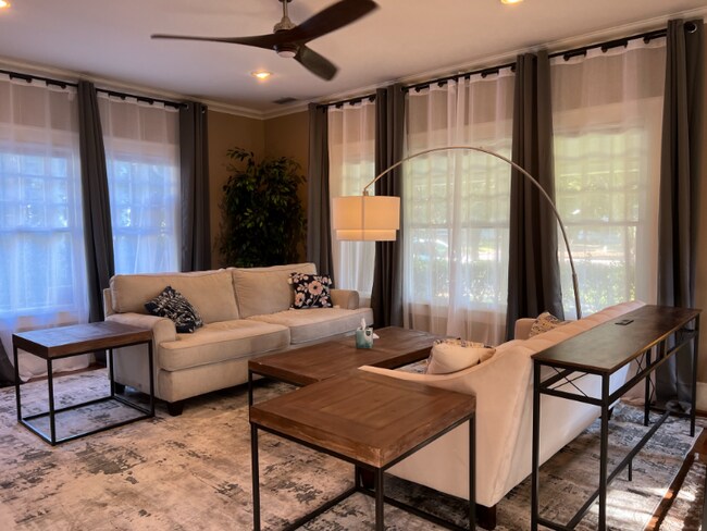 Foto del edificio - 5825 Belmont Ave