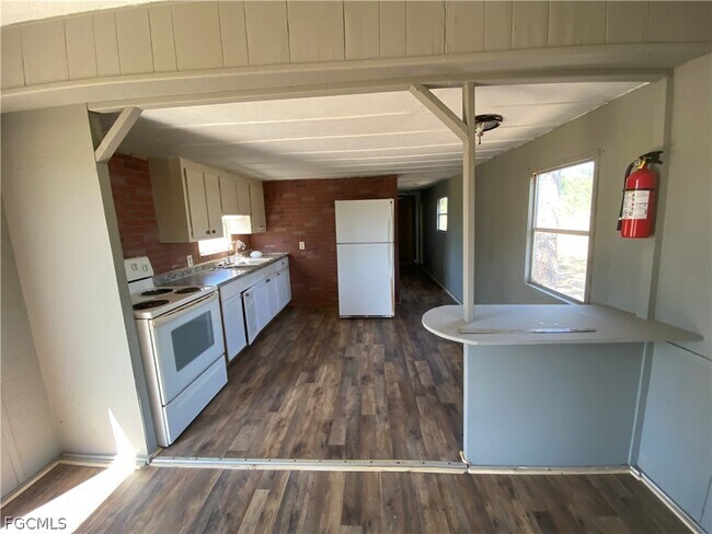 Building Photo - 8086 Heck Dr