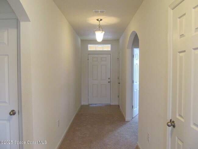 Building Photo - 2002 Elkins Point Dr