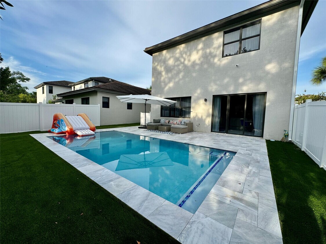 Foto principal - 4915 Whispering Way