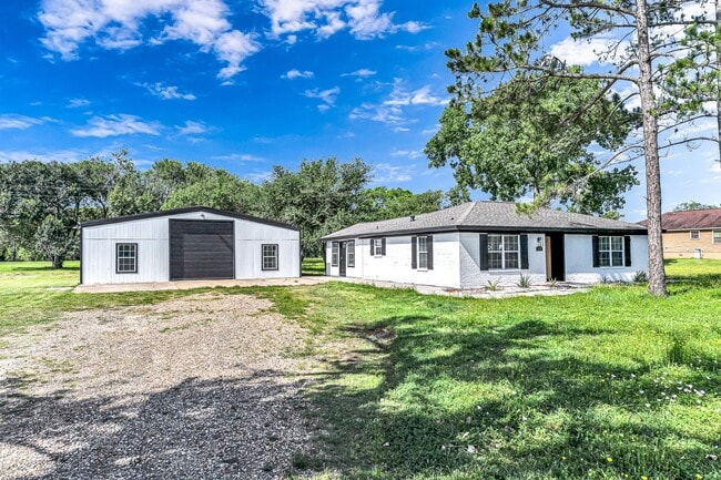 Building Photo - 215 Little Dogie Rd