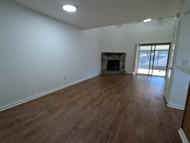 Foto del edificio - 5591 Greatpine Ln S