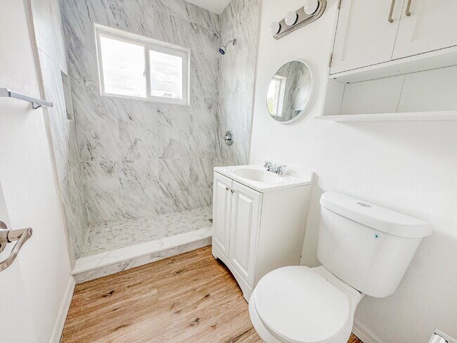 Foto del edificio - Large fenced yard! Central location!