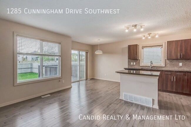 Building Photo - Cute 3 bedroom duplex with a huge backyard!