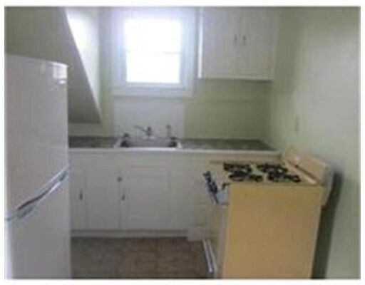 Building Photo - 706 School St