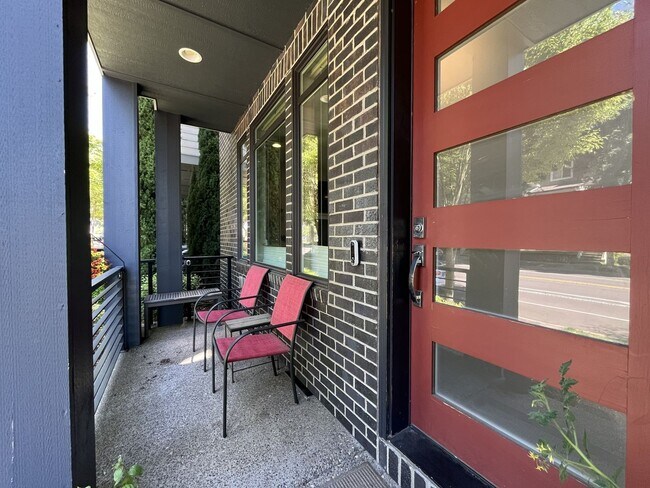 Foto del edificio - Spacious 2,511 Sq Ft Wilsonville Townhome with Vaulted Loft, Modern Kitchen & Attached Two-Car Ga...