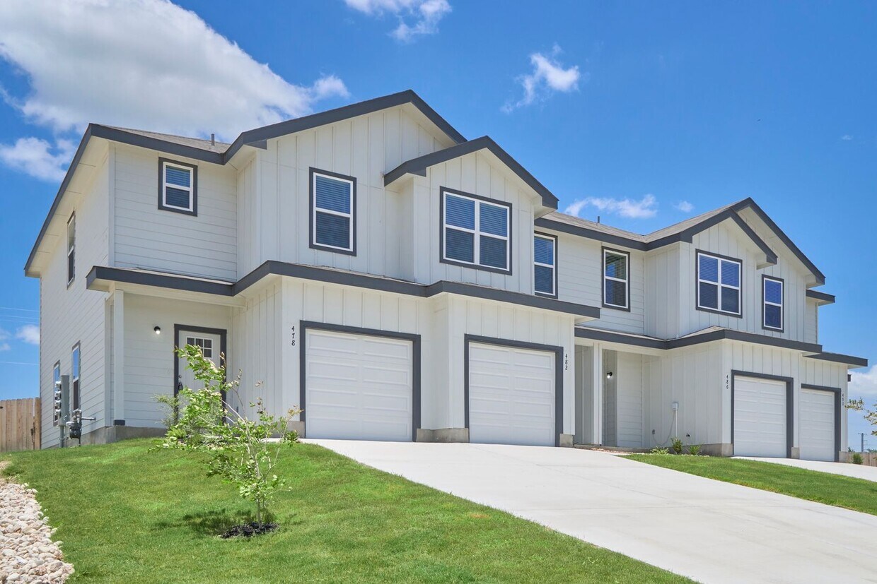 Primary Photo - Hunters Ranch Beauty! 3 Bedroom 2 1/2 Bath...