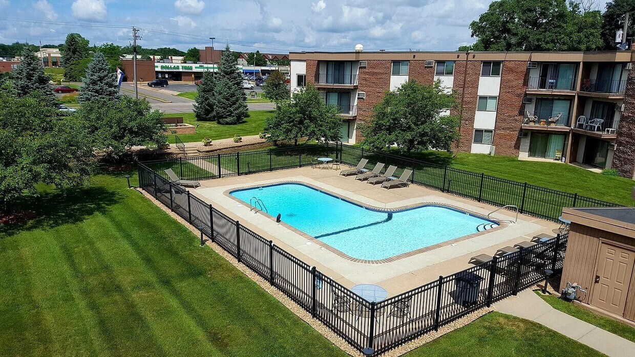 Vista desde el balcón de la piscina al aire libre - Northumberland Apartments