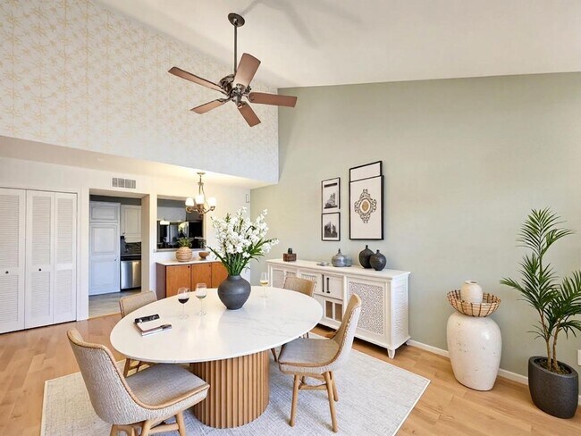 Foto del edificio - Beautiful 2 bedroom / 1 bath on second floor with gorgeous Houston skyline views. Stainless steel...