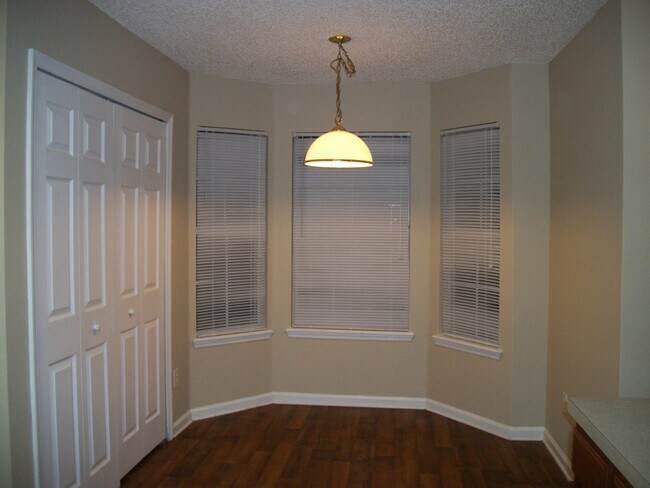 Foto del edificio - Spacious town home in west Jacksonville