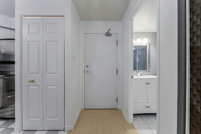 Building Photo - 801-801 King St W