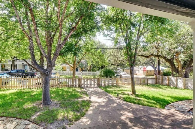 Foto del edificio - 1801 Brackenridge St