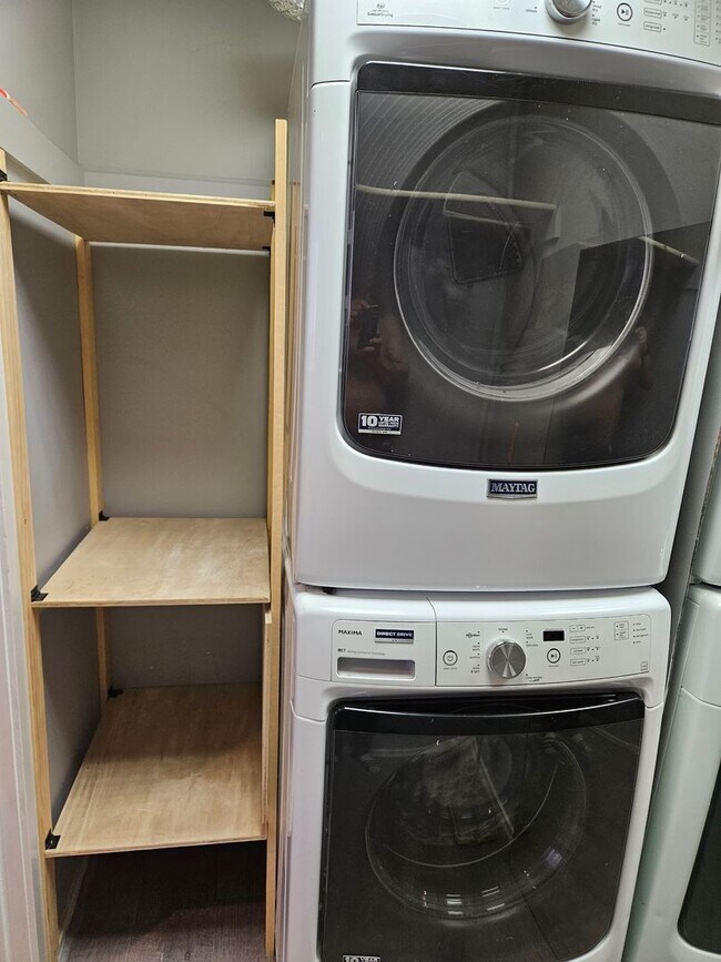 Foto del edificio - 1- Person Max!  ALL Inclusive apt W/D in U...