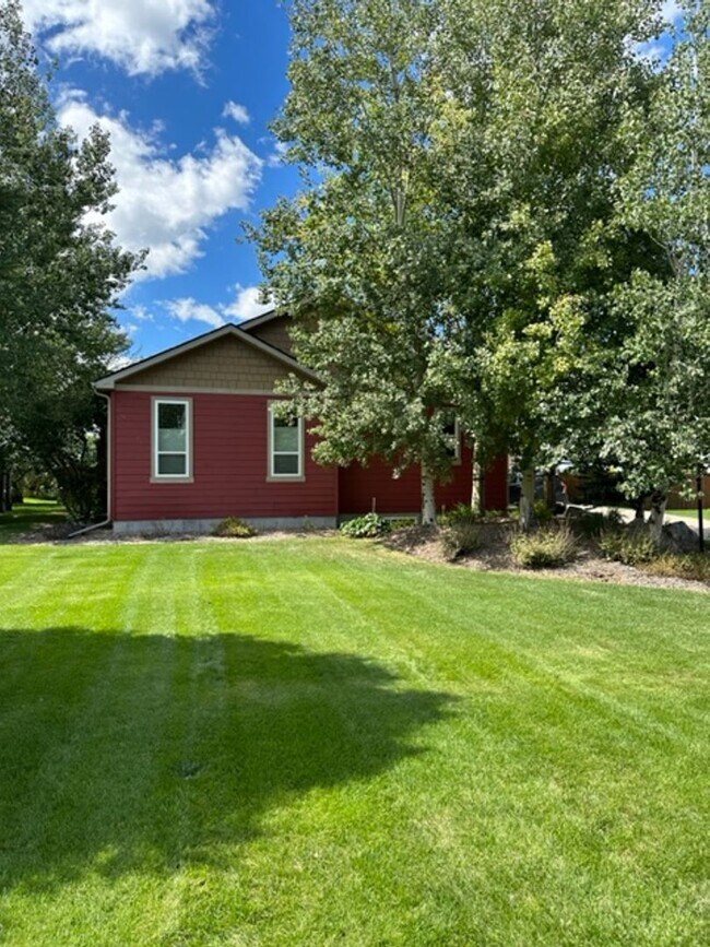 Building Photo - Great shorter lease opportunity in a Beaut...