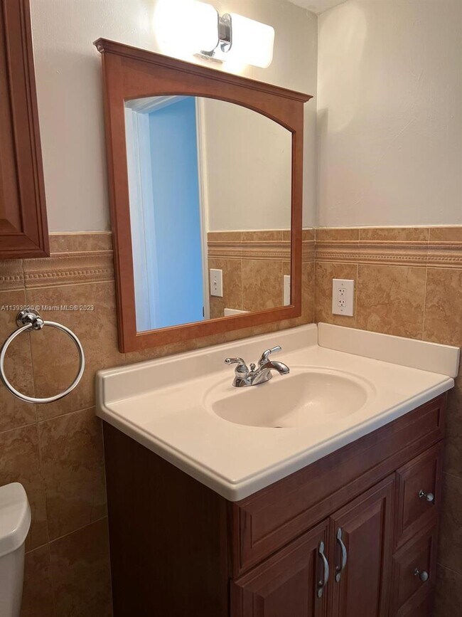 Foto del edificio - 18210 Mediterranean Blvd