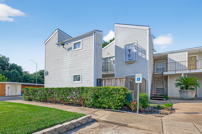 Building Photo - 9809 Richmond Ave.