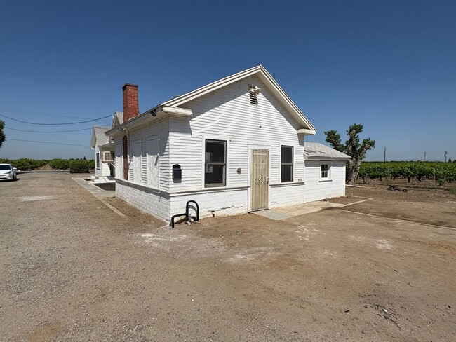 Building Photo - Spacious Country Home Located in Dinuba co...