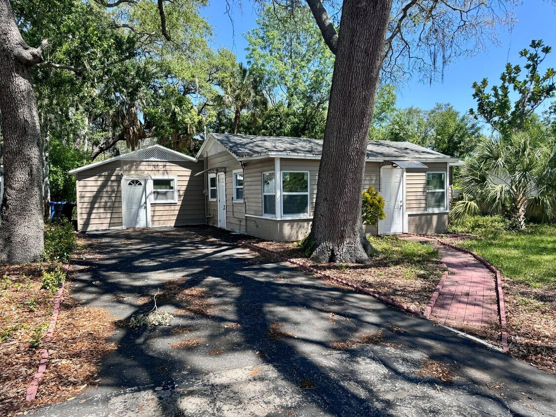 Foto principal - Large, 4 bedroom/1 bath home Located in be...