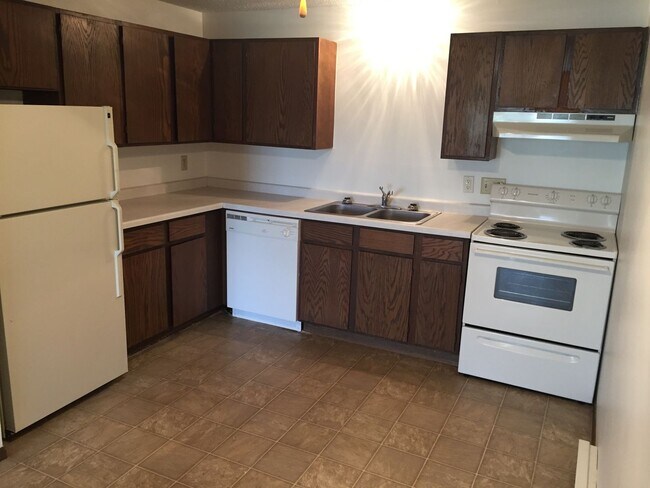 Building Photo - 2 BR 1BA Walkout Patio Garage Included
