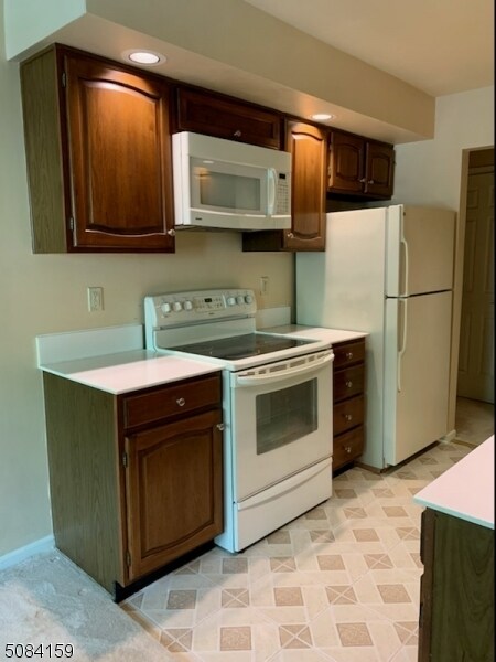 Building Photo - 10 Foxwood Dr