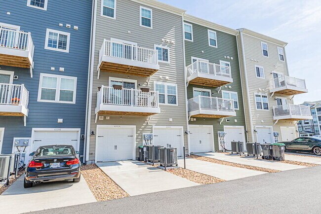 Foto del edificio - New 2 Bedroom Condo with Loft in Short Pump – $2,400/mo