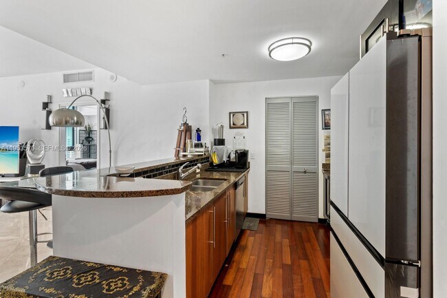 Foto del edificio - 300 S Biscayne Blvd