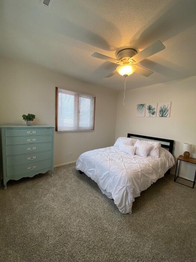 Foto del edificio - 1610 Hillside Drive