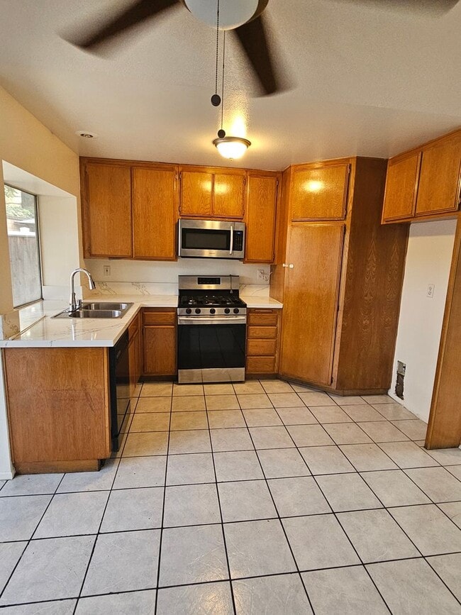 Building Photo - Beautiful 2-Story Home in Rancho Cucamonga!