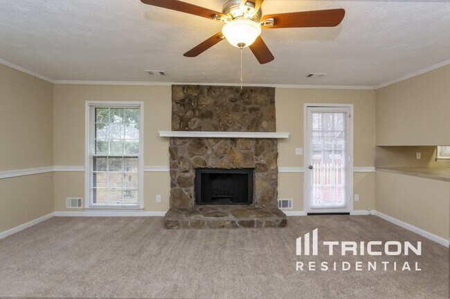Building Photo - 2633 Green Valley Ct