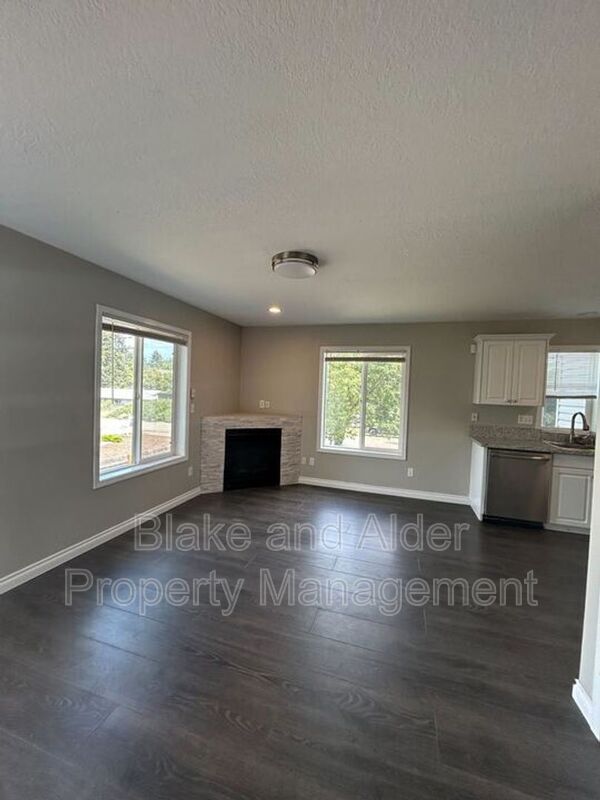 Building Photo - 5609 SE 117th Ave