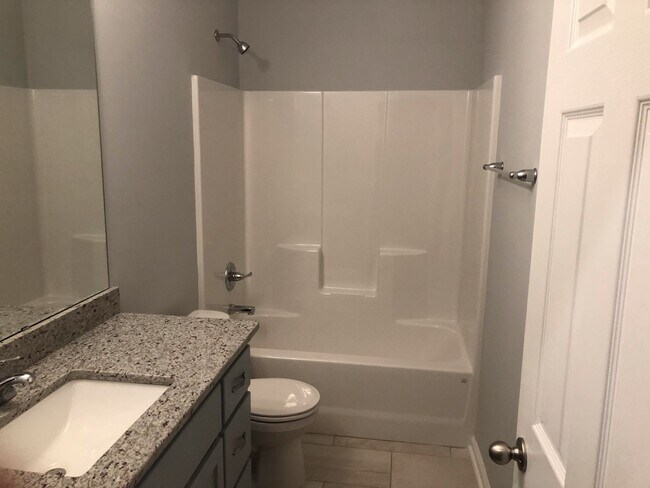 Foto del edificio - Charming 3-Bedroom, 2-Bath Home – Lawn Car...