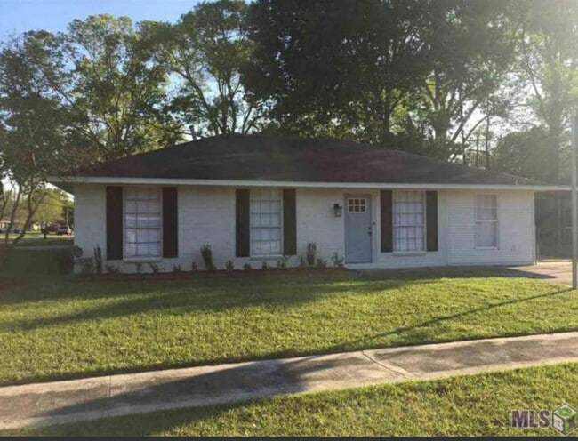 Beautiful large brick corner house in quiet subdivision for lease! - 16668 Mockingbird Ln