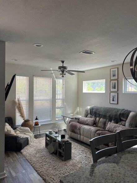 Foto del edificio - 2840 Blue Blossom Trail