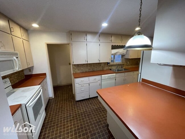 Building Photo - Exceptional 5-Bedroom Home in Terrace Heig...