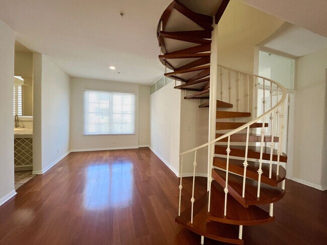 Building Photo - High vaulted ceilings open floor plan cond...