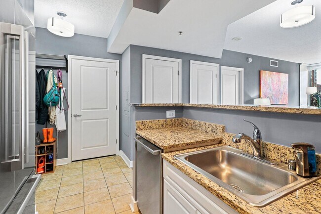 Foto del edificio - 2 Bedroom 2 Bath Condo Open Floor-plan, Stainless Steel Appliances, Pool, Concierge and More
