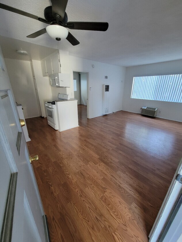 The Roslyn Apartments in Van Nuys, CA